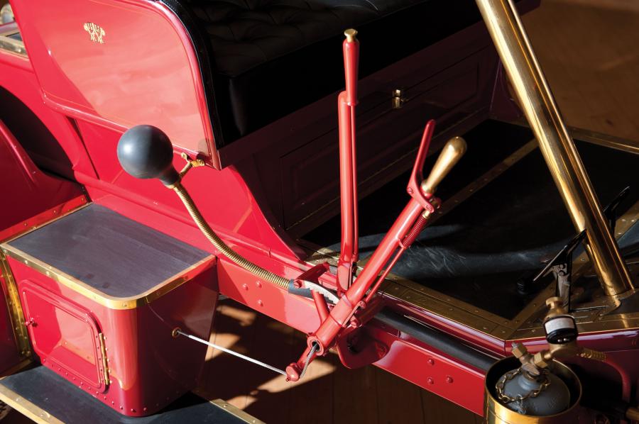 Детали интерьера Locomobile Model E Roadster 1907 года  (фото 9 из 19)